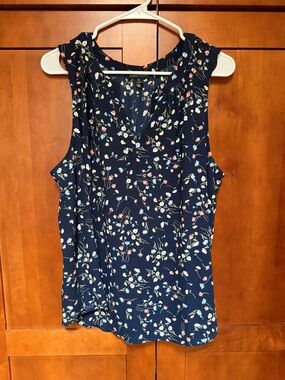 41 Hawthorn Sleeveless Navy Floral V-Neck  Tank style blouse